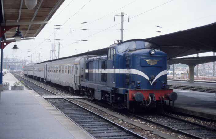 CP 1453 as empty working from Contumil to Porto Sao Bento at Porto Campanha on 18 March 2002