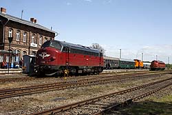 From left to right BSBS MY 1142; (Lok Ost 345 116 +) 2 coaches + Thomas Speich Eisenbahndienstleistungen 110 171 (train 8508 from Schneidlingen to Westeregeln); Altmark-Rail MY 1149 at Egeln on 3 May 2014.