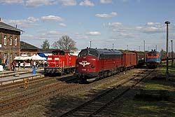 From left to right: Lok Ost 345 116; departing photo freight train BSBS MY 1142 + box cars (+ Altmark-Rail MY 1149) (from Egeln to Westeregeln); NBE 225 006 at Egeln on 3 May 2014.