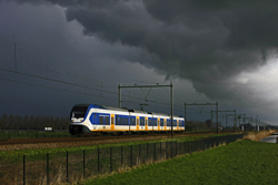 NS 2433 approaches a firm rain front as train 4033 (Uitgeest - Rotterdam Centraal) at Moordrecht on 25 February 2016.