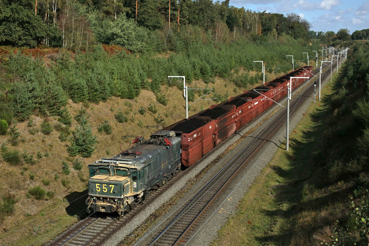 RWE crocodile 557 just left the Niederzier loading area with a coal train bound for the Neurath REW power plant on 10 September 2020.