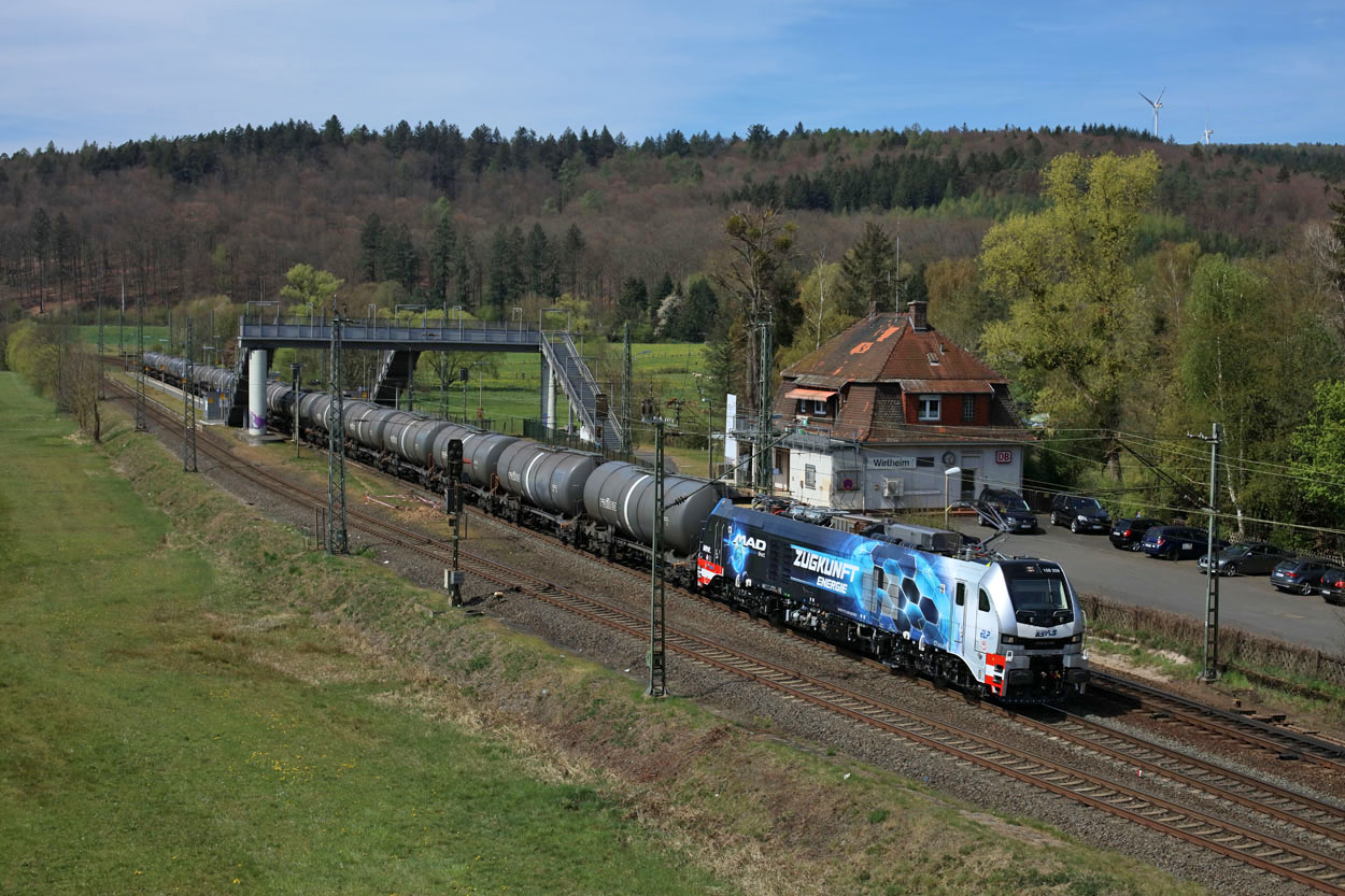 BSAS EuroDual 5000 159 208 (leased from European Loc Pool) hauls tank car train 43395 (Karlsruhe West - Schoena) through the characteristic Wirtheim station on 15 April 2020.