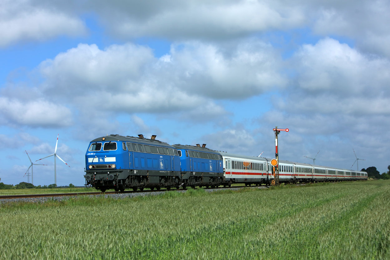 Eisenbahn-Bau- und Betriebsgesellschaft Pressnitztalbahn mbH 218 055 + 218 054 were hired by Deutsche Bahn to pull IC 2311 (Westerland - Stuttgart Hbf), here seen at the eastern inward semaphore signal at Klanxbuell on 22 June 2020.