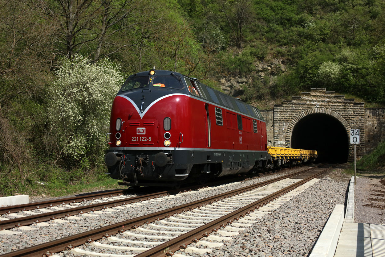 DB Bahnbau used EfW 221 122 to transfer some empty flat cars from Koblenz-Luetzel to Saarbruecken, here seen leaving the tunnel at Staudernheim on 17 April 2020.