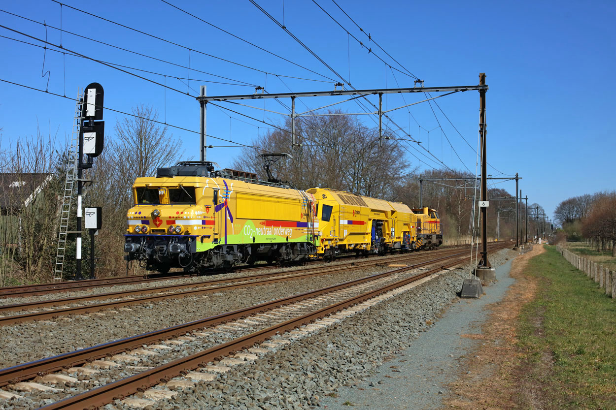 Strukton 1824 (570 824) hauls Strukton Universal Taper 4.0 and Strukton 275 307 as train 55101 (Leeuwarden - Roosendaal) at Blauwkapel on 31 March 2020.