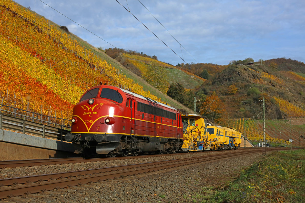 Altmark Rail MY 1149 was used by Eichholz Eivel to transport some yellow equipment as train 92811 from Gladbeck West (D) to Gemuenden am Main (D) at Bopparder Hamm on 14 november 2020.