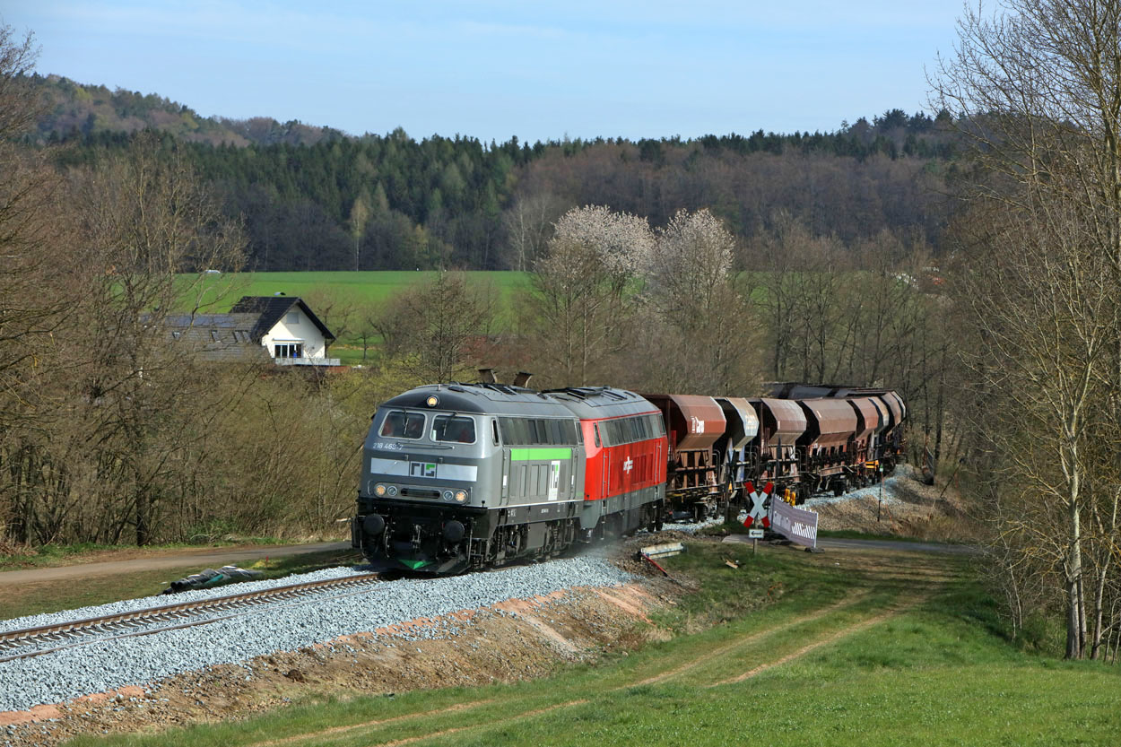 RIS 218 468 and Lappwaldbahn Cargo 225 101 try to negotiate a fresly ballasted, but not yet stabilised track, at Luetter on their way to Gersfeld on 15 April 2020.