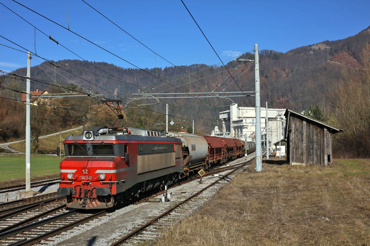SZ 363 020 hauls a block train of grain cars as train 48788 (Sezana - Sredisce) through Kresnice on 20 February 2020.