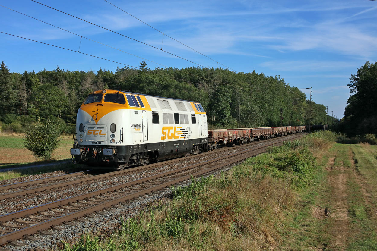 SGL V 270.09 (221 121) approaches Mainz-Bischofsheim with work train 55935 (Wuerzburg Hbf - Neuss Gbf) on 25 September 2021.