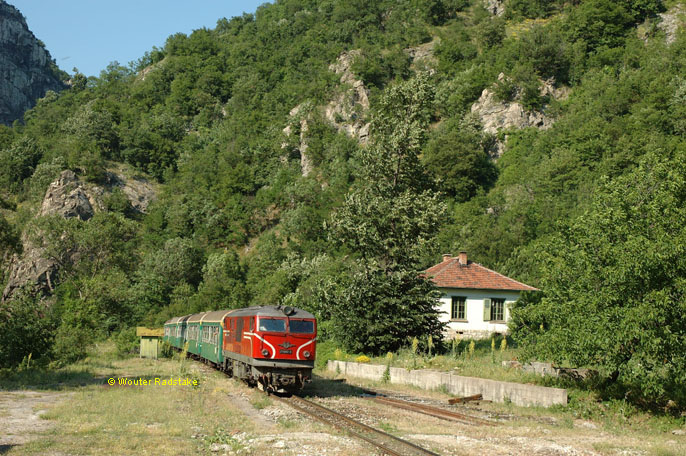 BDZ 77.002 + 5 BDZ coaches as train Ord 16105 (Septemvri, BG - Dobrinishte, BG) at Marko Nikolov (BG), 26 June 2005.
